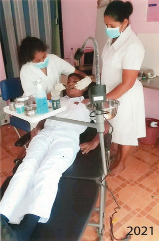 : Neue Zahnarztstühle erleichtern die Arbeit in den Zahnkliniken in Aluthgarma und Dharga Town. 