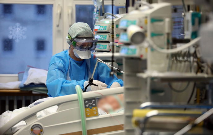 Auch die Menschen, die schwer aber nicht tödlich erkranken, brauchen ein Bett im Krankenhaus. - Foto: picture alliance/dpa/dpa-Zentralbild | Bernd Wüstneck