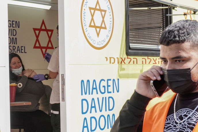 In Israel werden jedem Tag etwa 100.000 Menschen – ohne jegliche Priorisierung – gegen das Coronavirus geimpft. - Foto: picture alliance / ZUMAPRESS.com | Nir Alon
