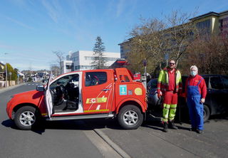 Durch den Hilferuf beim ACE Auto Club Europa wurden die Falschparker in der Alzenauer Straße in die Schulstraße vor der ARS umgesetzt und die Baumfällarbeiten unfallfrei und sicher durchgeführt werden 