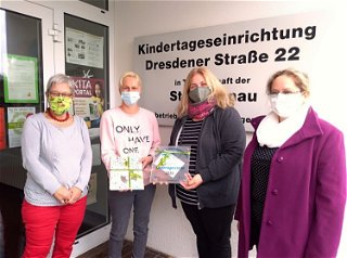(von links): Kita-Leiterin Ulrike Schwarzer, Silke Palermo, Elif Buyan und Dr. Gunda Adolphi vom Arbeitskreis Jugendzahnpflege