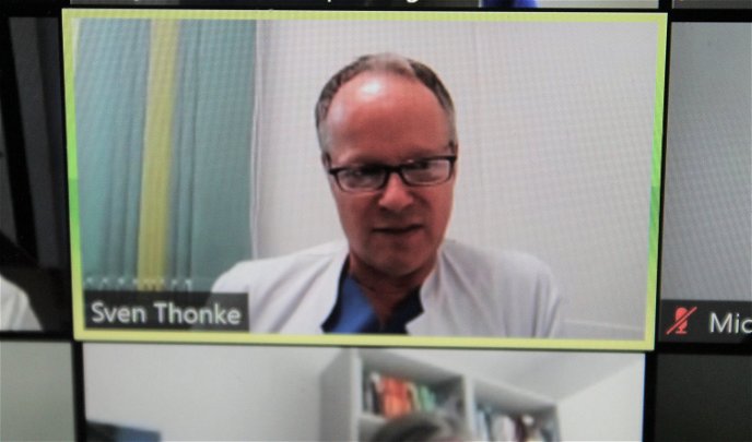 Chefarzt Dr. Sven Thonke beim Webinar.