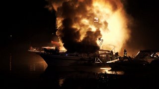 Lichterloh stand das Boot in Flammen