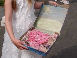 Kinder bringen eigenen Blumenteppich im Karton mit - Katholische Kirchengemeinde St. Elisabeth
