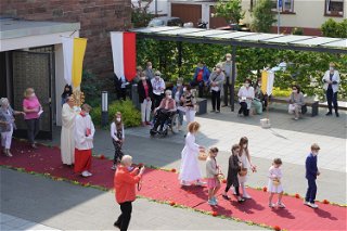 Viele Kesselstädter besuchen den Blumenteppich im Verlauf des Tages - Katholische Kirchengemeinde St. Elisabeth