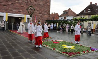 Mit Kreativität entsteht ein großer Blumenteppich auf dem Kirchplatz - Katholische Kirchengemeinde St. Elisabeth