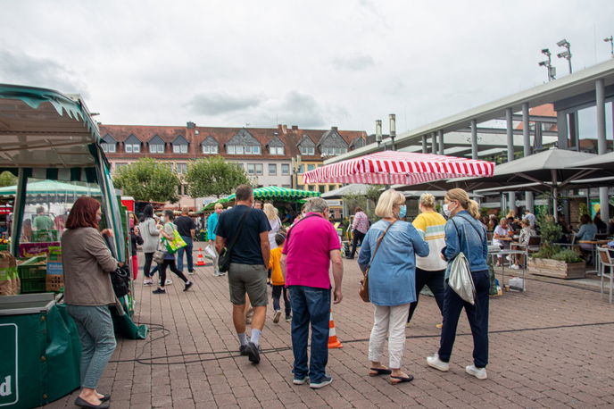 Auf allen Hanauer Märkten, insbesondere auf dem Wochenmarkt, bleibt die Maskenpflicht jedoch vorerst weiterhin bestehen.