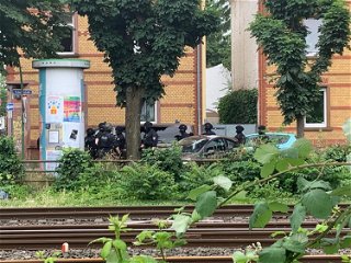 Spezialeinsatzkräfte der Polizei sind vor Ort im Bereich Erzbergerstraße