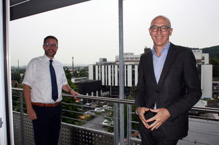 Ziehen Bilanz: Thorsten Stolz, Landrat des Main-Kinzig-Kreises, und Dieter Bartsch, Geschäftsführer der Main-Kinzig-Kliniken.