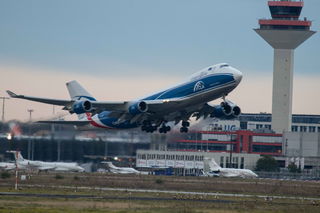 Mit mehr als 70,5 Millionen Passagieren im Jahr 2019, etwa 2,4 Millionen Tonnen Frachtumschlag und mehr als 500.000 Starts und Landungen ist der Frankfurter Flughafen der größte in Deutschland.