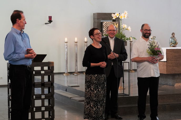 Musik macht froh: Martina Jacobs und Dechant Andreas Weber danken mit guter Laune den beiden Musikern Dr. Krystian Skoczowski (rechts) und Dr. Daniel Schmidt (links).