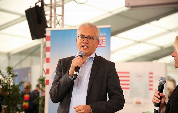 Wirtschaftsminister  Tarek Al-Wazir (Grüne).