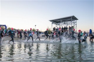 Um 6:35 Uhr ging es für die ersten Sportler ins Wasser  - Alle Fotos: Tobias Rehbein