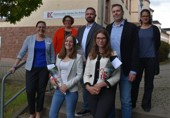 Susanne Simmler (zweite von links) und Beate Langhammer (ganz links) gemeinsam mit Absolventinnen und Absolventen des KCA