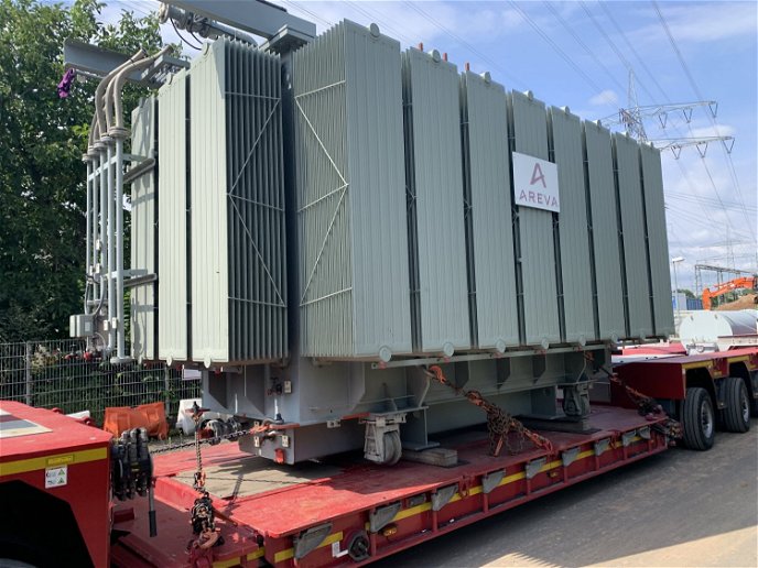 Der umgelagerte Trafo wiegt 80 Tonnen, hat eine Leistung von 40 MW und misst vier Meter in der Höhe und 3,20 Meter in der  Breite.