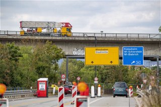 Der einsame Laster auf A 66 wird heute von der Salzbachtalbrücke gehoben - Foto: Hendrik Urbin