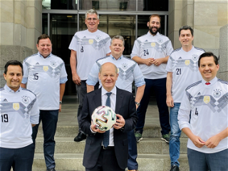 Mit Olaf Scholz und den SPD-Fußballern vom FC-Bundestag
