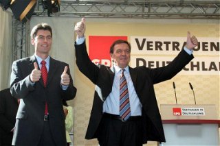 Mit Gerhard Schröder bei einer Wahlkampfveranstaltung in Hanau im Jahr 2005