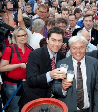 Mit dem damaligen Außenmister und Kanzlerkandidaten Frank-Walter Steinmeier bei einer Wahlkampfveranstaltung 2009 in Erlensee