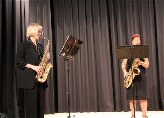 Musikalisch umrahmten Saxophonklänge der SOS Streetband der Musikschule Main-Kinzig den offiziellen Teil der Preisverleihung. 