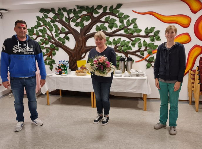 Einrichtungsleiter Daniel Pfeifer und Svenja Kaltschnee, stellvertretende Vorsitzende des Betriebsrates, begrüßen Barbara Barthowiak-Kühnau.