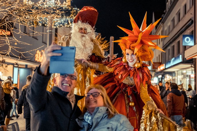 Die fantasievollen Stelzenläufer sind anlässlich des Black-Weekend-Shoppings am 27. November in der Innenstadt unterwegs. 