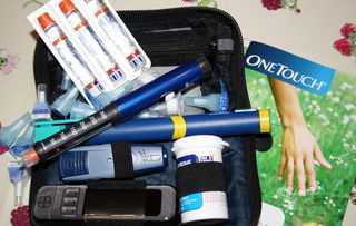 ntensivierte Insulintherapie: Blutzuckermessgerät, Pens, Stechhilfe und Co. zählen zur Grundausstattung.
