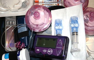 Insulinpumpentherapie bei einem Typ-1-Diabetiker: Zur Pumpe gesellen sich Katheter, Reservoirs und Blutzuckermessgerät.