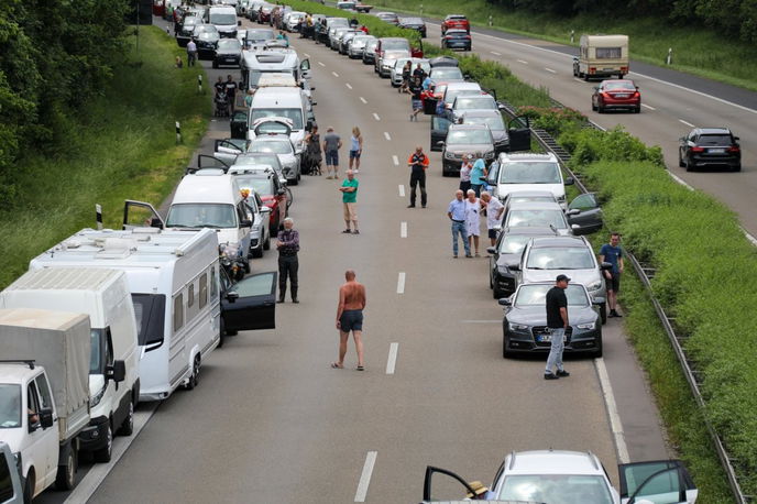 Für das Nichtbilden oder unerlaubte Nutzen einer Rettungsgasse drohen nicht nur Bußgelder zwischen 200 und 320 Euro, sondern zudem ein Monat Fahrverbot sowie zwei Punkte. - Archivfoto: KN/Henrik Schmitt