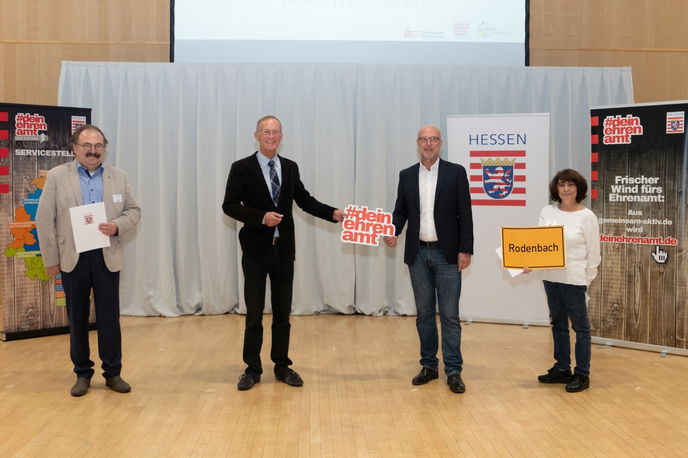 Staatsminister Wintermeyer (2.v.l.) und Dr. Korbach (2.v.r.) mit Jose Manuel De Sousa Cunha und Lucia Walter aus Rodenbach. 