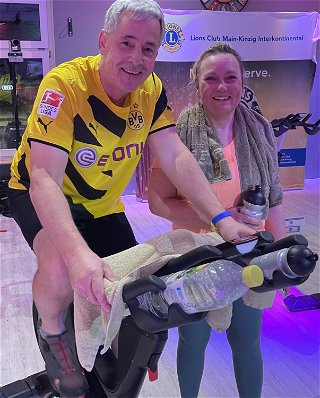 Strahlende Gesichter bei Ludger Stüve und Angelika Kretzschmar, die das 24-Stunden-Cycling organisiert haben.
