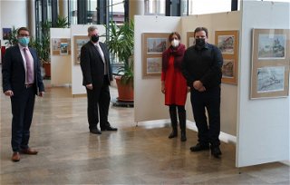 Landrat Thorsten Stolz, Bürgermeister Andreas Hofmann, Kulturbeauftragte Andrea Sandow und Initiator Reiner Erdt beim Rundgang durch die Ausstellung.