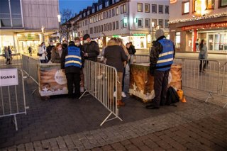 Drei Eingänge wurden installiert, an denen die von der Stadt Hanau auferlegte 3G-Regel (genesen, geimpft oder getestet) kontrolliert wird.