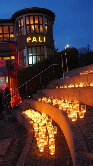 Auf dem Platz vor dem Kino Pali in Gelnhausen wurden zur Mahnung zahlreiche Lichter entzündet.