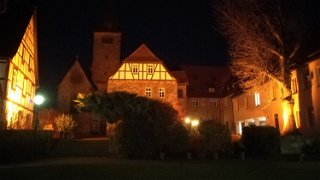Am Donnerstagabend leuchtete in Schlüchtern das Kloster orangefarben. - Foto: Grüne Schlüchtern