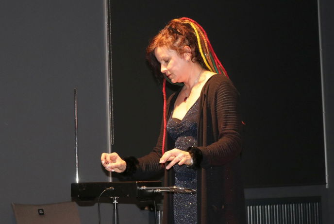 Susanne Kohnen entlockt dem Theremin sphärische Klänge.