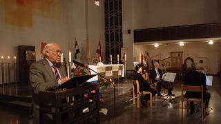 Hans Burster mit den Musikern im Hintergrund bringt mit Ludwig Borowik gesammelte Lebenszeugnisse von Zeitgenossen zu Gehör.