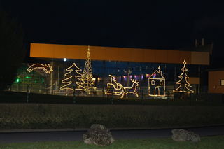 Beleutete Figuren vor dem Außenbecken der Spessart Therme.