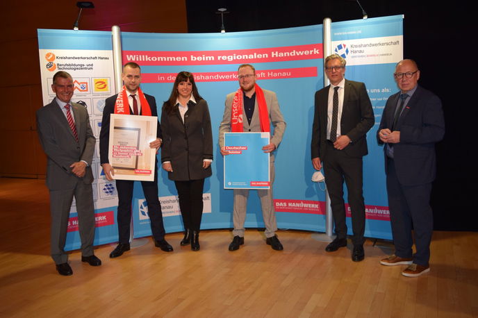 Fleischer Jungmeister v.l.n.r.: Martin Gutmann (Kreishandwerksmeister), Giuliano Fusaro, Daniela Roß (Obermeisterin), Tim Müller, Thomas Morlock (Stadtrat) und Joachim Wagner (Vizepräsident der Handwerkskammer Wiesbaden). - Foto: Kreishandwerkerschaft Hanau