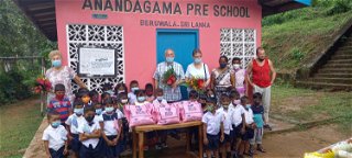 Das Bild entstand bei der Übergabe einer Lebensmittelspende an den Anandagama-Kindergarten in Beruwala.