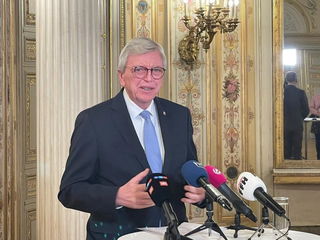 Ministerpräsident Volker Bouffier (CDU) am Dienstagnachmittag bei der Pressekonferenz in Wiesbaden 