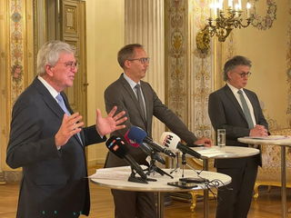 Pressekonferenz mit Ministerpräsident Volker Bouffier, Gesundheitsminister Kai Klose (Bündnis 90/Die Grünen) und Regierungssprecher Michael Bußer (von links) Handybilder: Christian P. Stadtfeld - Handybilder (3): Christian P. Stadtfeld