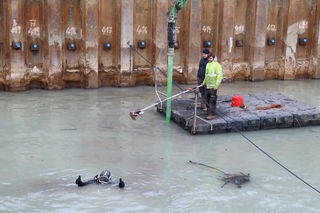 Auf dem Areal rund um den Bahnübergang wird ein Bauabschnitt unter Wasser betoniert.