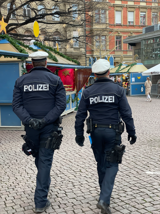 Eine Streife auf einem Weihnachtsmarkt in Hessen 