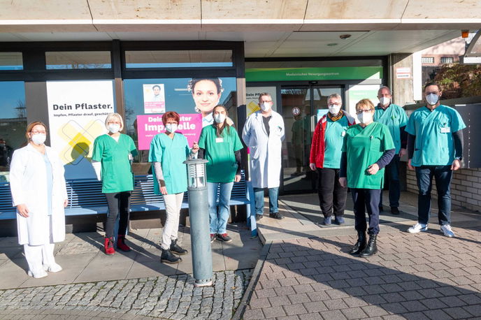 Mitarbeiter des Gelnhäuser Impfteams vor der Impfstelle Dein Pflaster. - Foto: Main-Kinzig-Kliniken