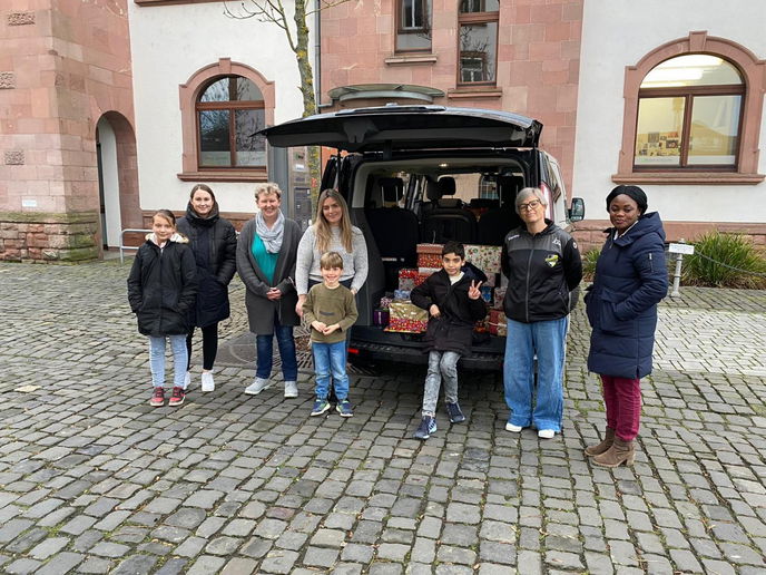 Auch die rund 70 Päckchen aus den Kitas Spatzennest und Sonnenwiese sowie von den Handballern der SG Bruchköbel sorgen beim Team der Familienhilfe aus Hanau und ihren kleinen Klienten für große Freude. 