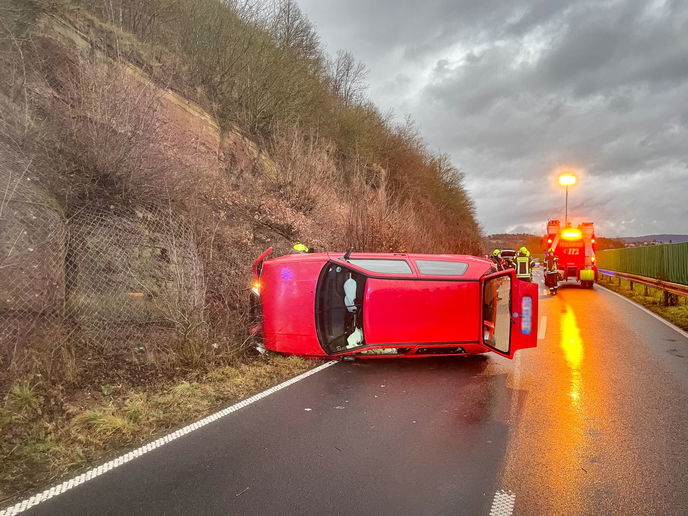 Der Fahrer wurde bei dem Unfall verletzt und musste ins Krankenhaus gebracht werden.