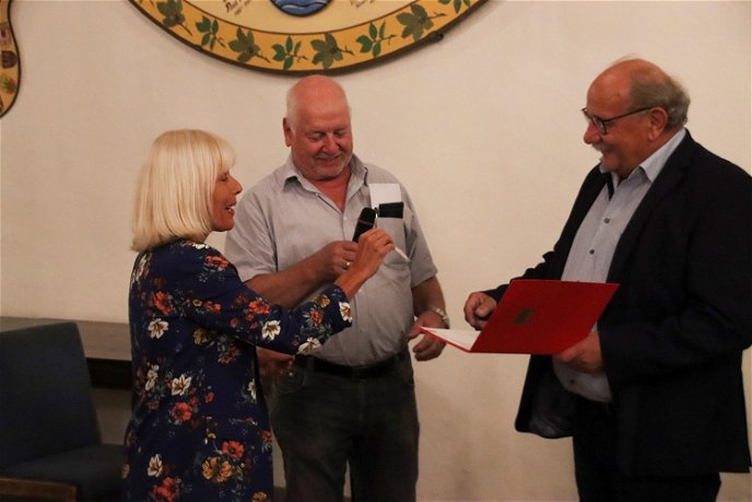 MdB Bettina Müller und Altbürgermeister Walter Strauch überreichten Heinz Lotz im September die Urkunde für 50 Jahre Parteimitgliedschaft.