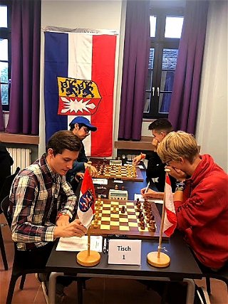 Pascal Neukirchner (links) in seinem Element. Es vergeht kein Tag, an dem er nicht wenigstens einmal am Schachbrett sitzt.