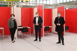 v.l.: Susanne Simmler, Oberbürgermeister Claus Kaminsky und Landrat Thorsten Stolz